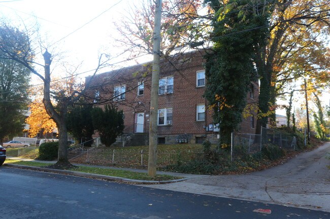 2817 Q St SE in Washington, DC - Building Photo - Building Photo