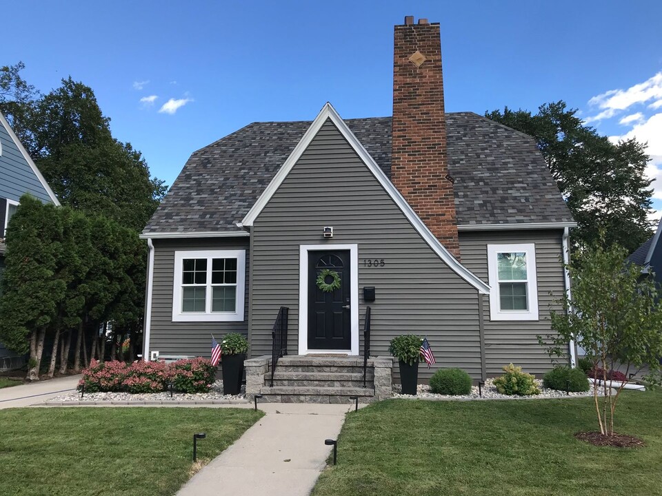 1305 Chestnut St in Grand Forks, ND - Building Photo