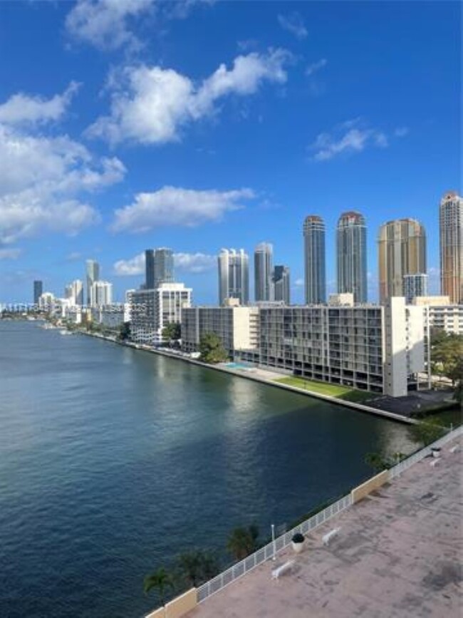 251 174th St, Unit 904 in Sunny Isles Beach, FL - Building Photo - Building Photo