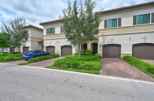 4204 N Dixie Hwy in Oakland Park, FL - Foto de edificio - Building Photo