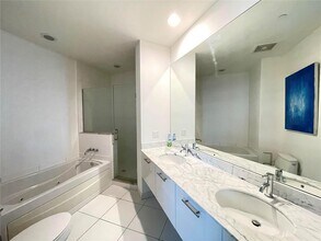 55 SE 6th St, Unit 4102 in Miami, FL - Building Photo - Building Photo