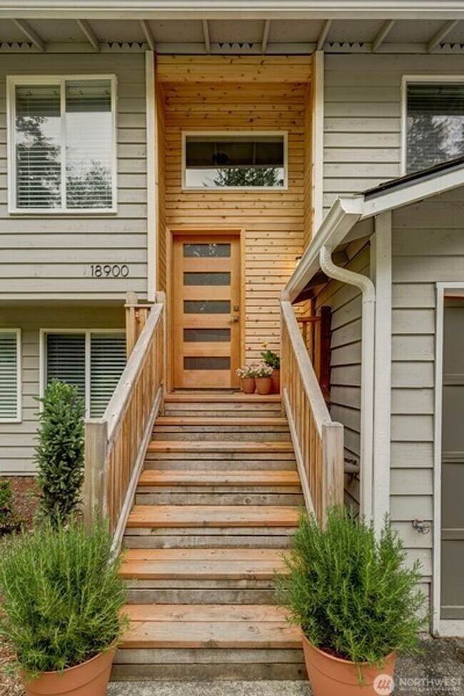 18900 32nd Ave NE in Lake Forest Park, WA - Building Photo - Building Photo