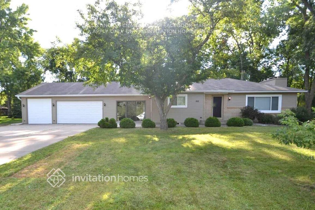 302 Zinnia Ln N in Plymouth, MN - Building Photo