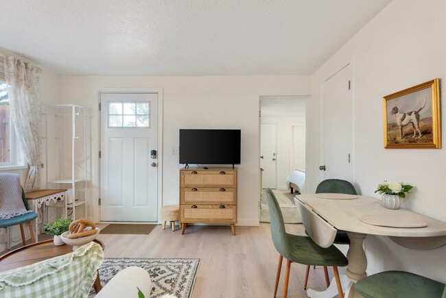 838 SE Tacoma St in Portland, OR - Building Photo - Building Photo