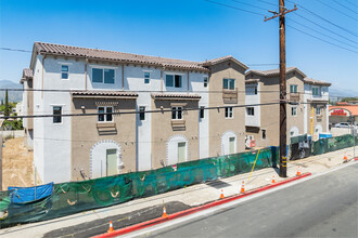 Azusa Arrow Villa Townhomes in Azusa, CA - Foto de edificio - Building Photo