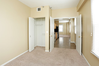 Kensington Tower Apartments in Omaha, NE - Building Photo - Interior Photo