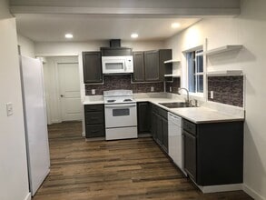 1991 Curry Rd in Roseburg, OR - Building Photo - Building Photo