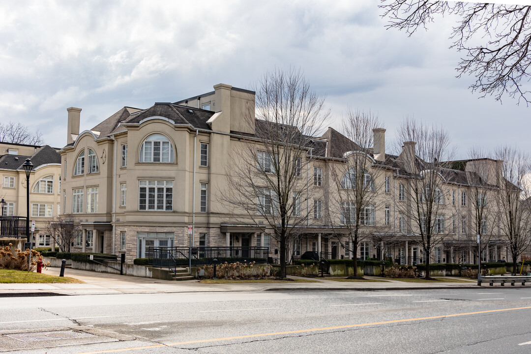 The Townhouses of Hogg's Hollow in Toronto, ON - Building Photo