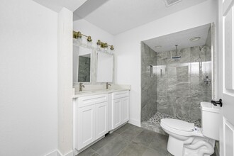 4901 W Bartlett Dr in Tampa, FL - Foto de edificio - Building Photo