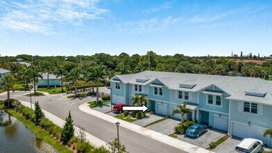 325 SE Halifax Ln in Stuart, FL - Building Photo - Building Photo