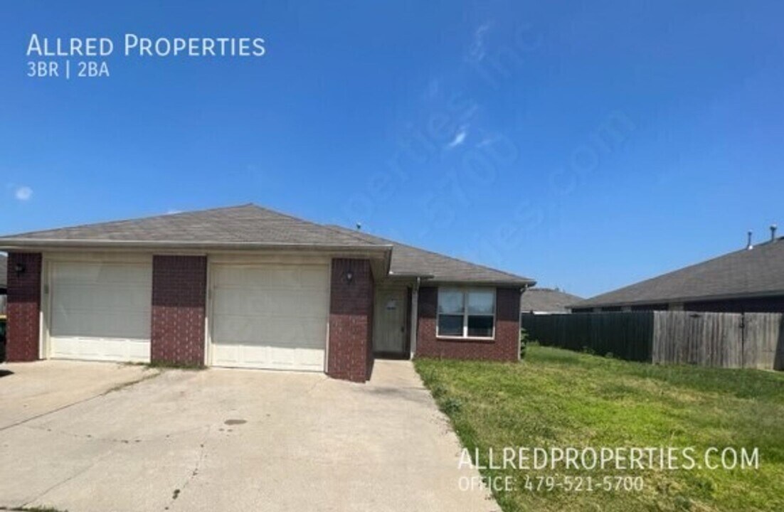 401-403 E Asher Ct in Rogers, AR - Building Photo