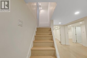 2522 Lake Shore Blvd W in Toronto, ON - Building Photo - Building Photo