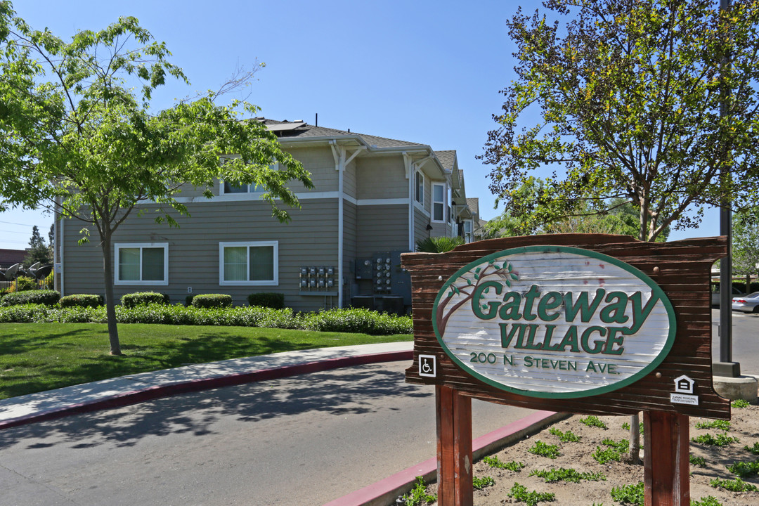 Gateway Village in Farmersville, CA - Foto de edificio