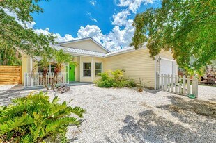 5253 Avenida Del Mare in Siesta Key, FL - Building Photo