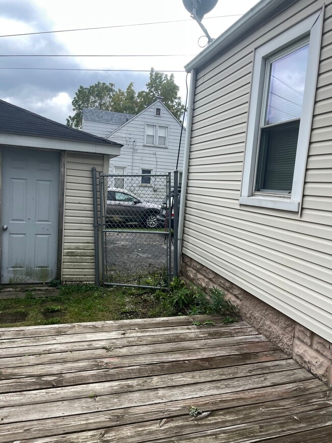 8215 Rutledge St in Merrillville, IN - Foto de edificio - Building Photo