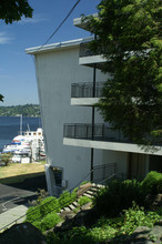 Aqua Marina Apartments & Moorage in Seattle, WA - Building Photo - Building Photo