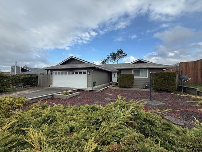 2045 Hayes St in North Bend, OR - Building Photo - Building Photo