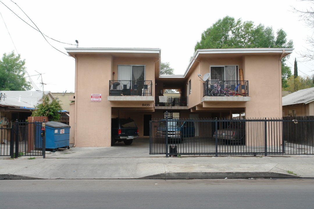 8435 Willis Ave in Panorama City, CA - Building Photo