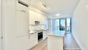 30 Elm Dr W in Mississauga, ON - Building Photo