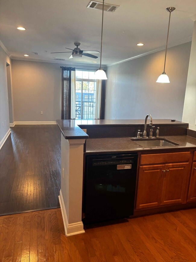 300 W Elm St, Unit 2319