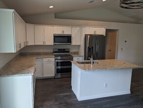 5900 Cazler Ave in North Port, FL - Foto de edificio - Building Photo