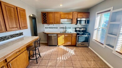 1360 W Evergreen Ave in Chicago, IL - Building Photo - Building Photo