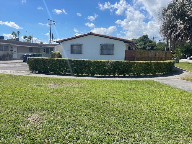 3960 SW 68th Ave in Miami, FL - Building Photo - Building Photo