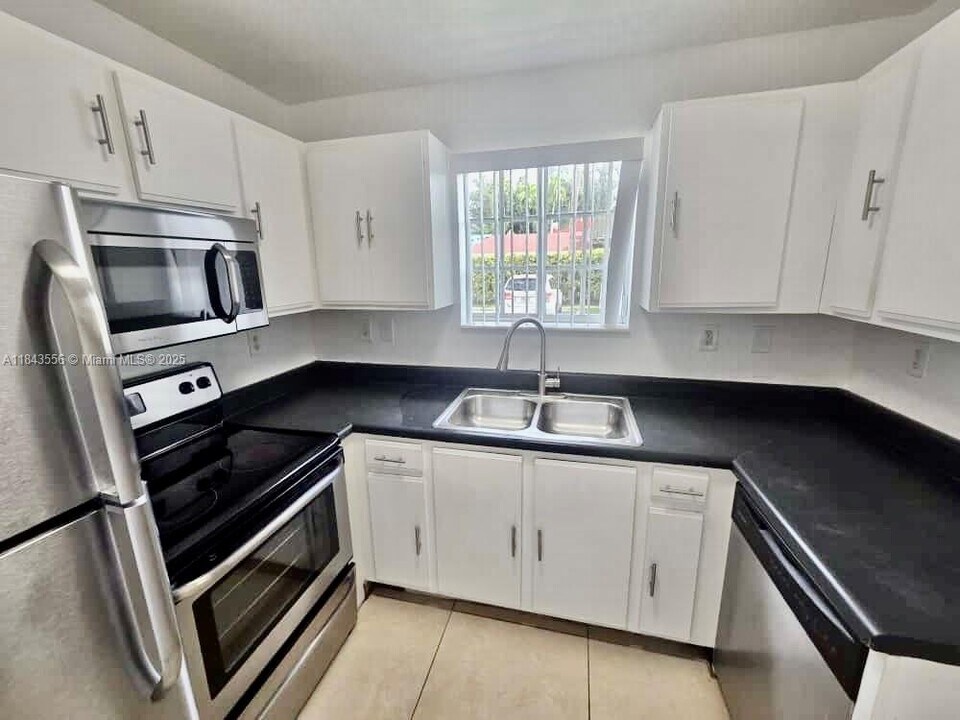 2184 NE 167th St in North Miami Beach, FL - Building Photo