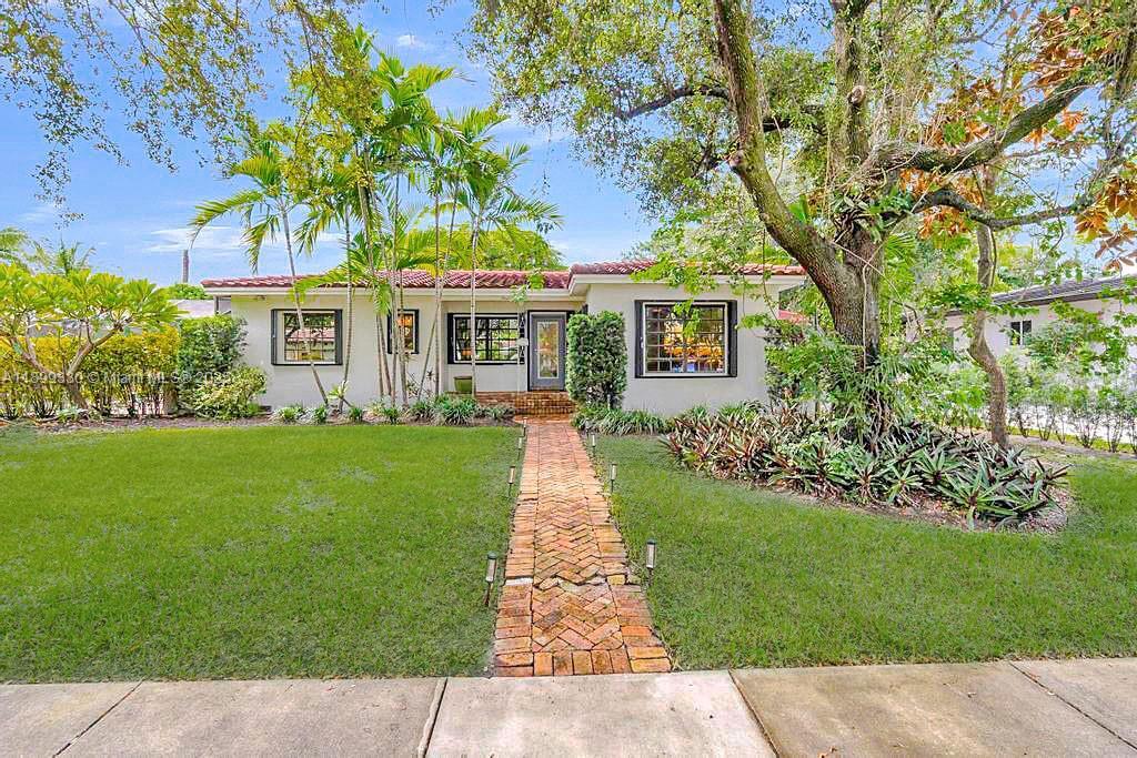 364 Navarre Dr in Miami Springs, FL - Building Photo