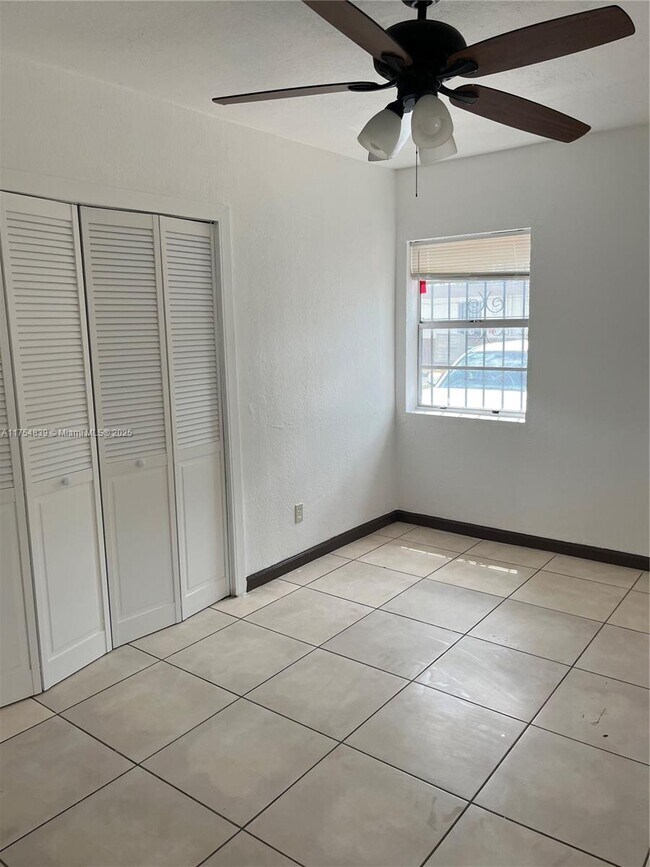 3250 NW 47th St in Miami, FL - Building Photo - Building Photo