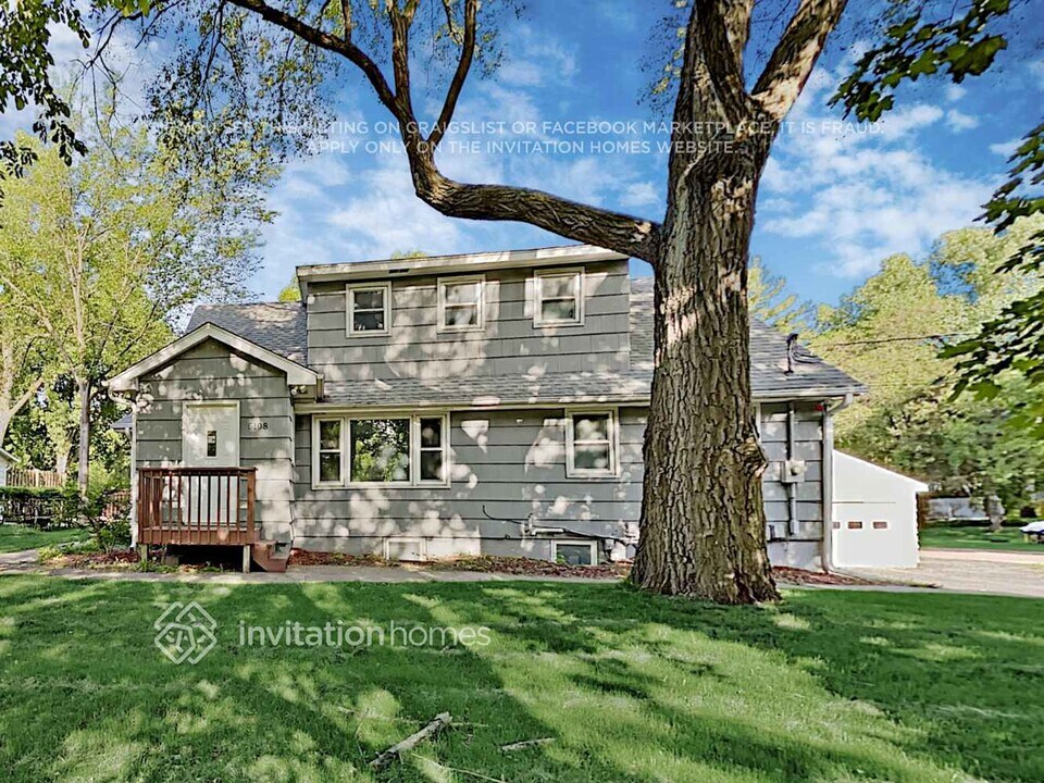 5108 Beacon Hill Rd in Minnetonka, MN - Foto de edificio