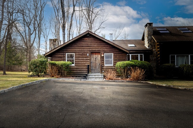 1 Long Wall Rd in Redding, CT - Building Photo - Building Photo