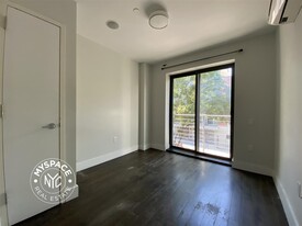 146 Meserole St, Unit 2A in Brooklyn, NY - Building Photo - Building Photo