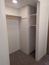 1229 Burton Ct in Redding, CA - Foto de edificio - Building Photo