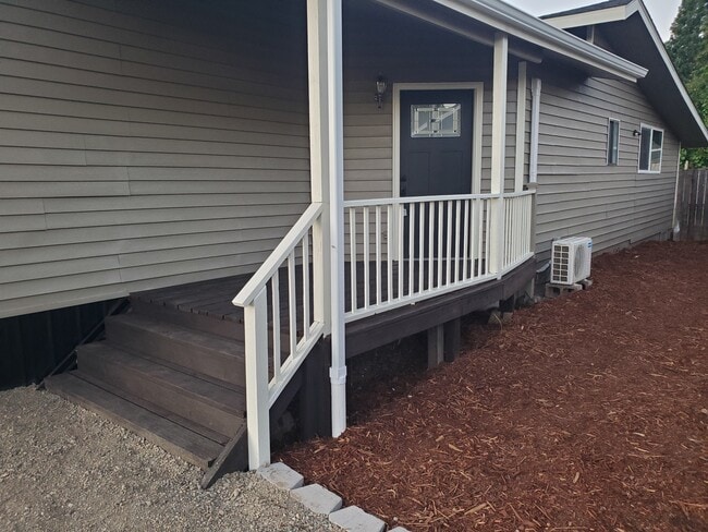 140 S 17th St in Cottage Grove, OR - Building Photo - Building Photo