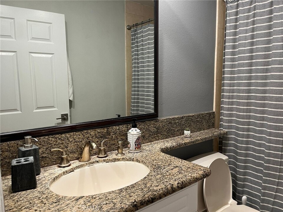 142 Orange Blossom, Unit #112 in Irvine, CA - Foto de edificio