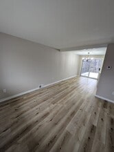 592 Guylyn Dr in Pittsburgh, PA - Building Photo - Building Photo