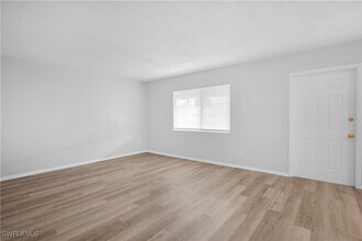 4627 Bayshore Dr in Naples, FL - Building Photo - Building Photo
