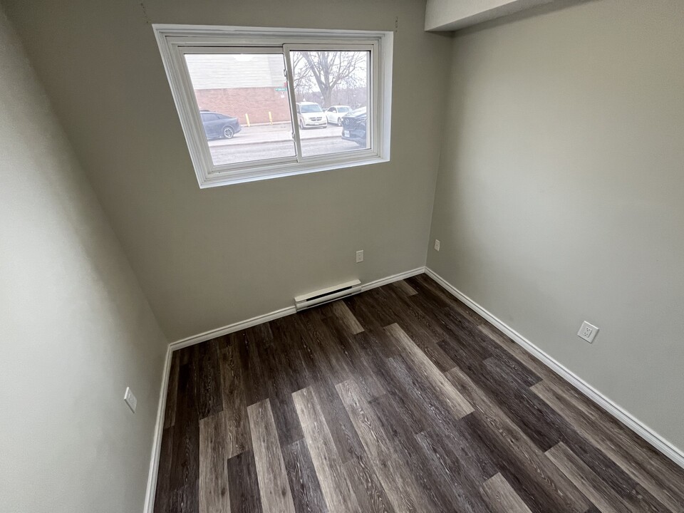 294 Conacher Dr in Kingston, ON - Building Photo