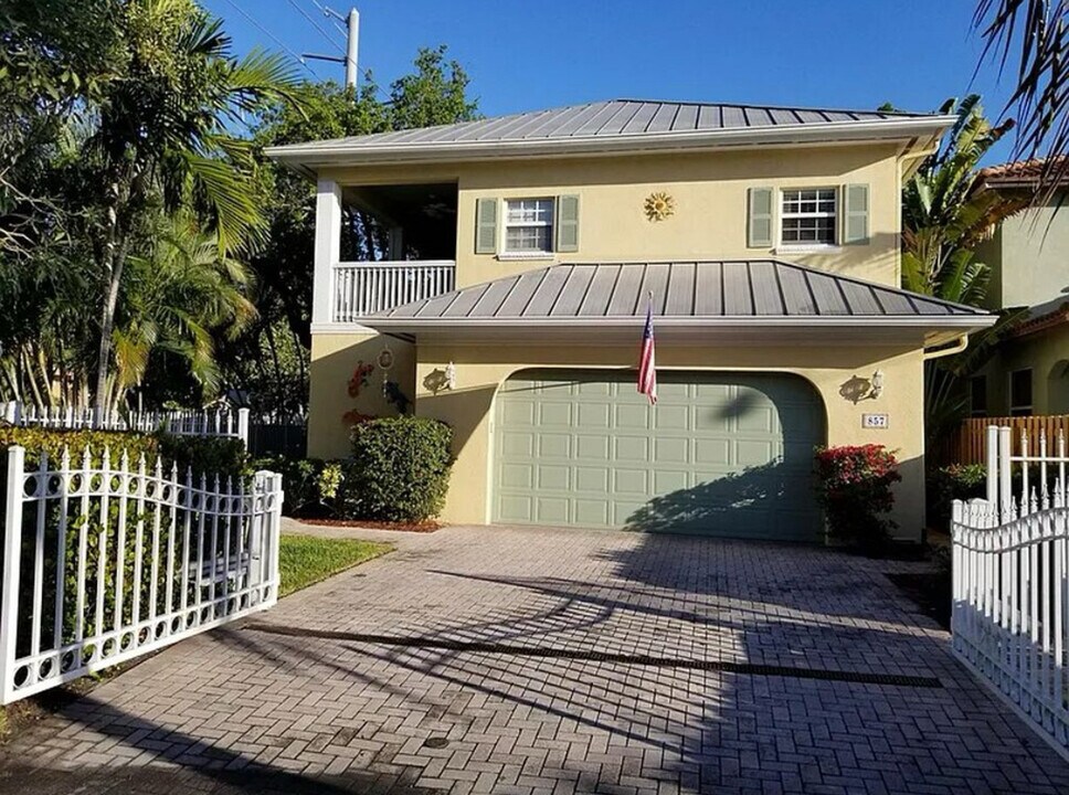 857 SW 11th Ct in Fort Lauderdale, FL - Foto de edificio