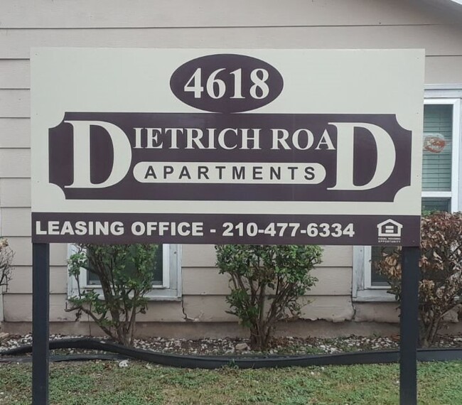 Dietrich Road in San Antonio, TX - Foto de edificio - Building Photo