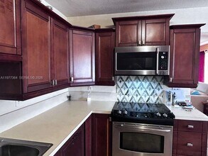 381 NW 45th St in Fort Lauderdale, FL - Foto de edificio - Building Photo