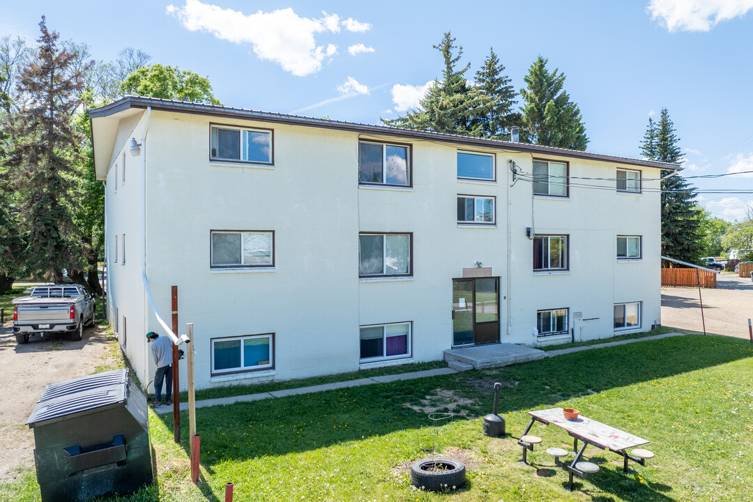 Maple Court in Red Deer, AB - Building Photo