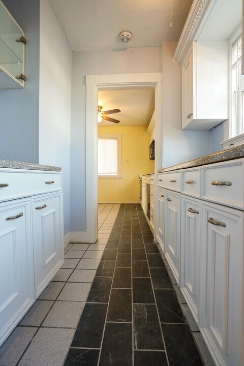 98 Beechcroft St, Unit 2 in Boston, MA - Building Photo