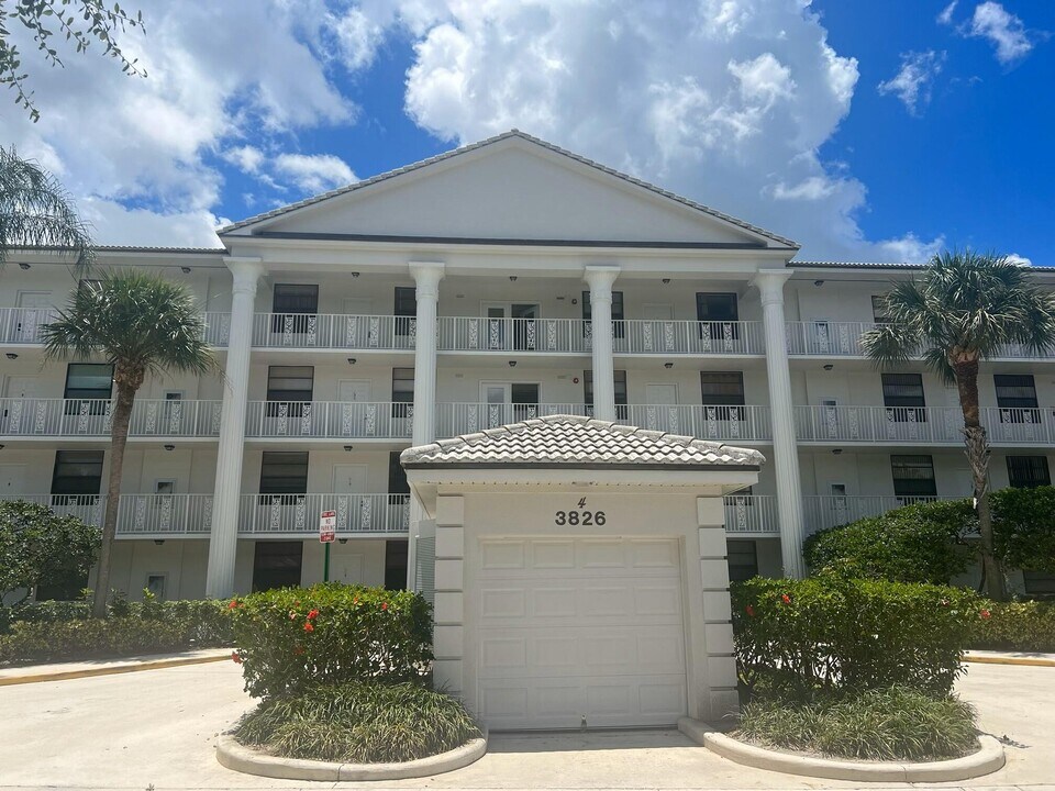 3826 Whitehall Dr in West Palm Beach, FL - Building Photo