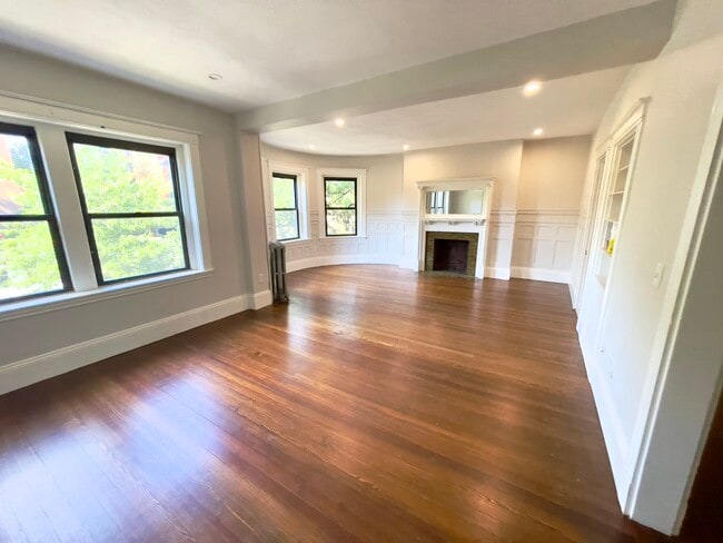 1857 Beacon St, Unit 2F in Brookline, MA - Building Photo - Building Photo
