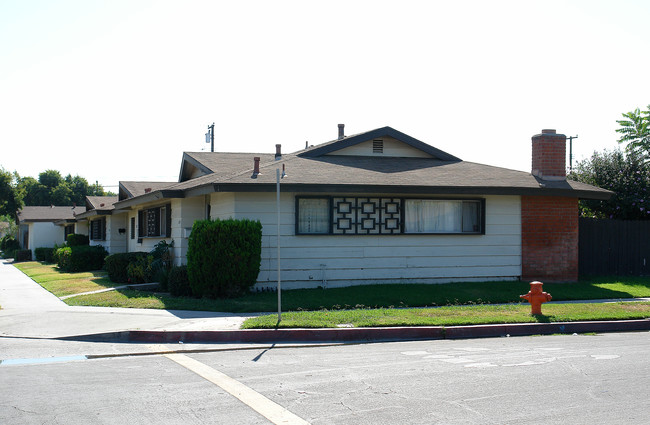 1826-1842 W Maple Ave in Orange, CA - Building Photo - Building Photo