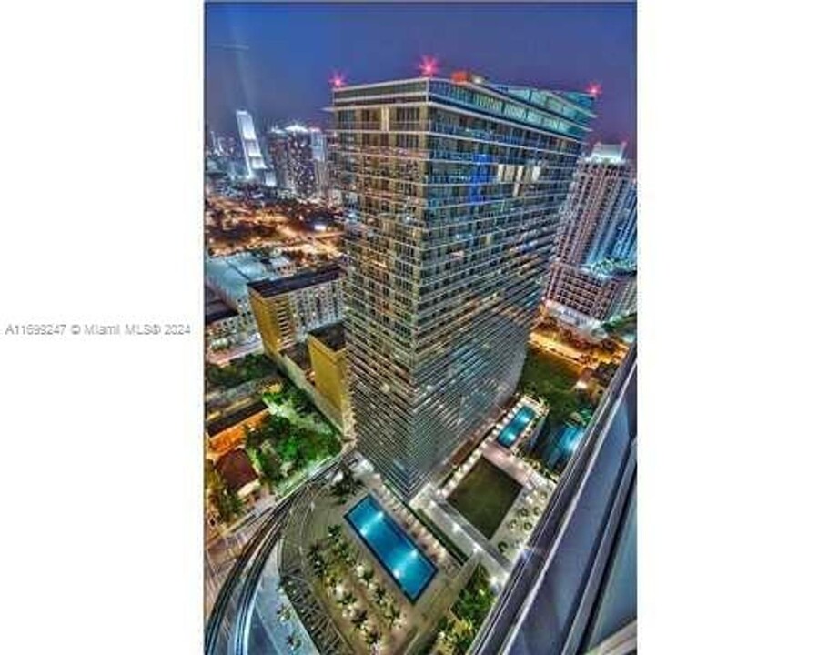 1111 SW 1st Ave in Miami, FL - Building Photo