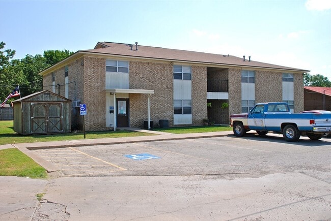 108 W Godley Ave in Godley, TX - Foto de edificio - Building Photo