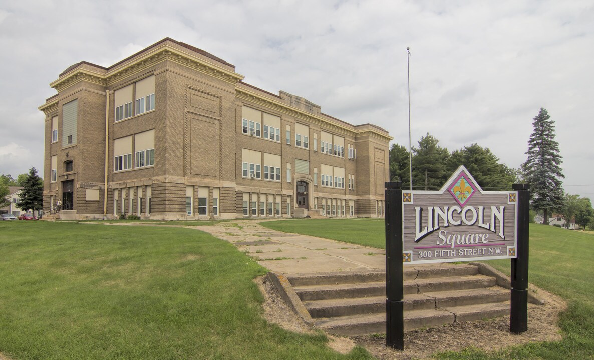 Lincoln Square Apartments in Chisholm, MN - Foto de edificio